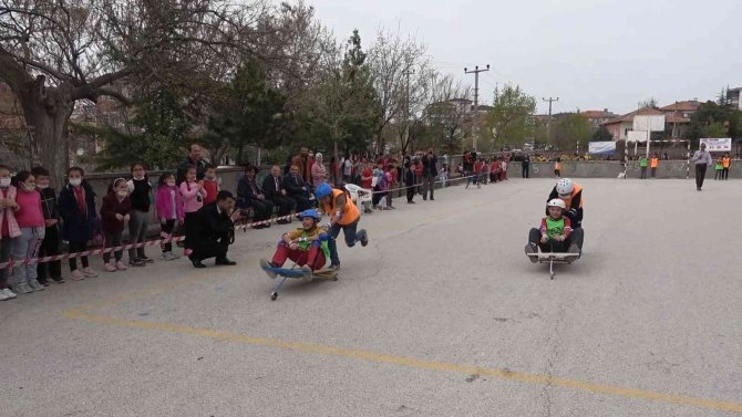 Öğrenciler Geri Dönüşüm Malzemelerinden Yaptıkları Nostaljik Araçlarla Yarıştı