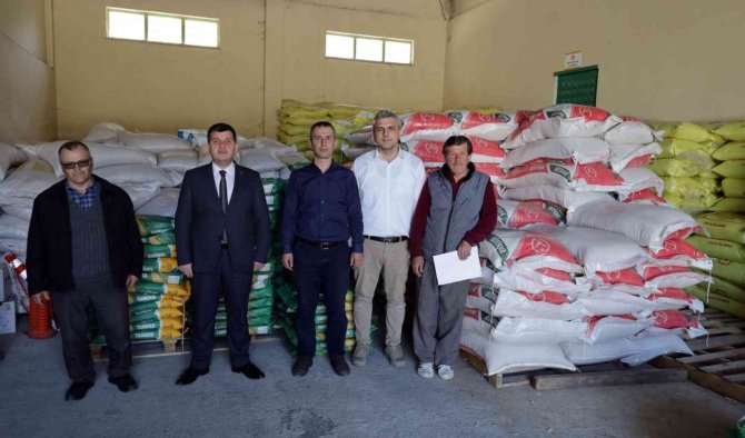 Ayçiçeği Üreticilerine Gübre Dağıtılıyor