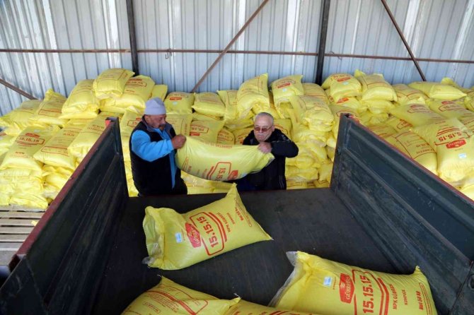 Ayçiçeği Üreticilerine Gübre Dağıtılıyor