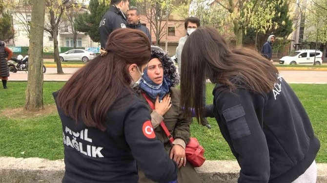 Otomobilde Mahsur Kalan Kadın Kurtarıldı