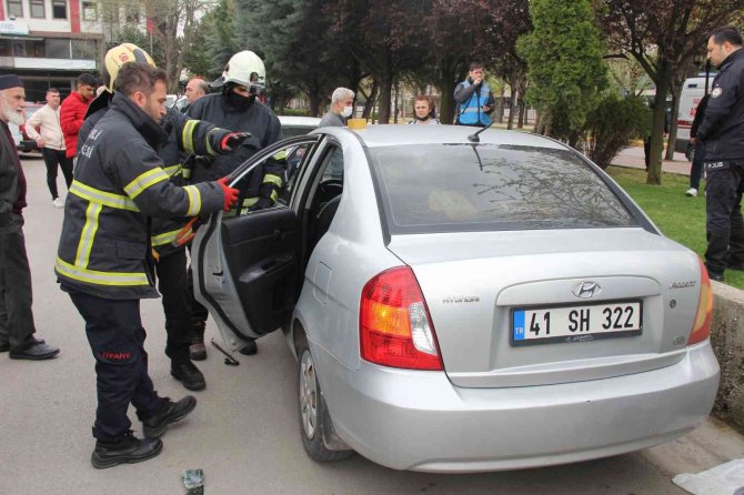 Otomobilde Mahsur Kalan Kadın Kurtarıldı