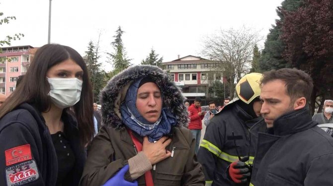 Otomobilde Mahsur Kalan Kadın Kurtarıldı