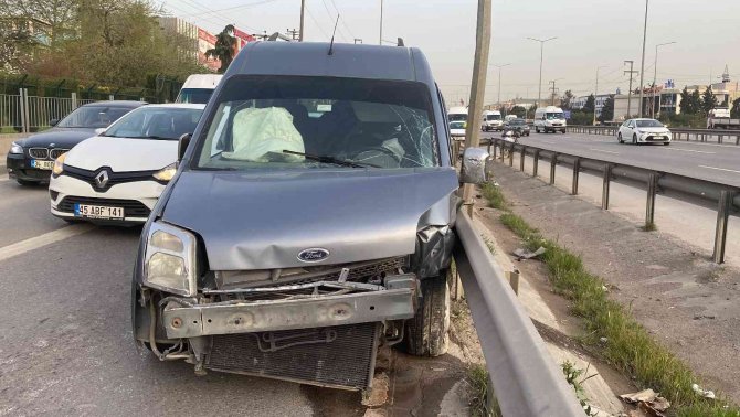Bariyere Çarpan Hafif Ticari Aracın Sürücüsü Yaralandı