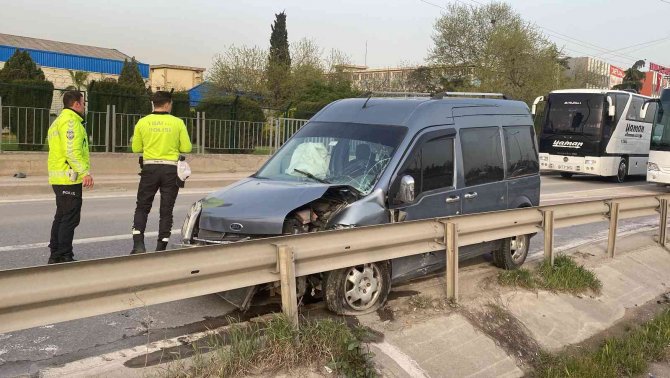 Bariyere Çarpan Hafif Ticari Aracın Sürücüsü Yaralandı
