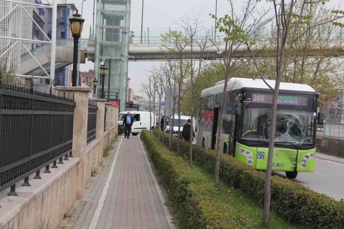 Otobüsün Çarptığı Araç Duvara Çarparak Durabildi