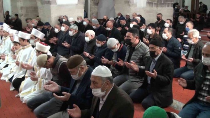 Tarihi Camideki Hatim Geleneğine Yoğun Katılım