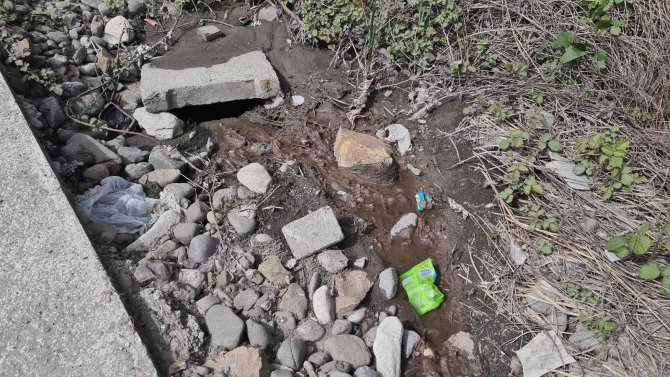 Mahalleye Akan Lağım Vatandaşları İsyan Ettirdi
