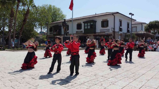 Antik Side Çocuklarla Renklendi