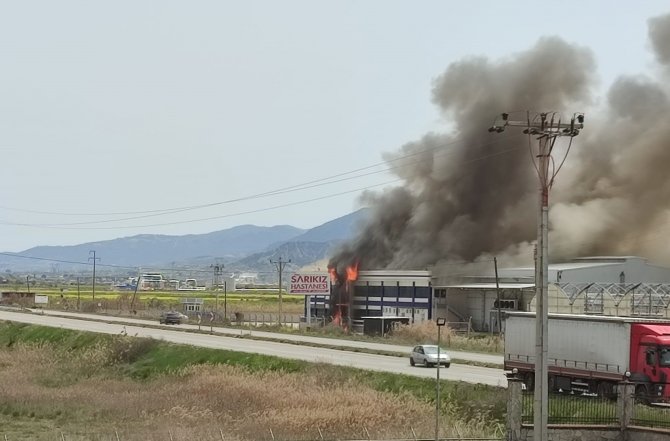 Manisa’da Sebze-meyve İşletmesinde Çıkan Yangın Korkuttu