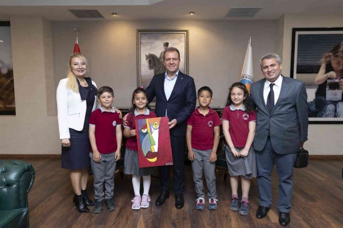 Seçer: Dünyada Çocuklara Armağan Edilmiş Başka Çocuk Bayramı Yok"