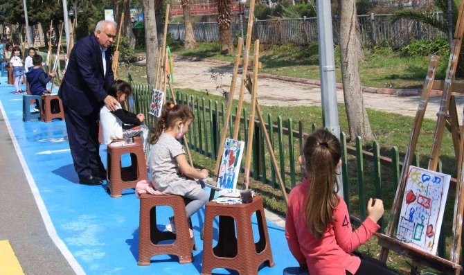 Çocuklar Hayallerindeki 23 Nisan’ı Tuvallere Yansıttı