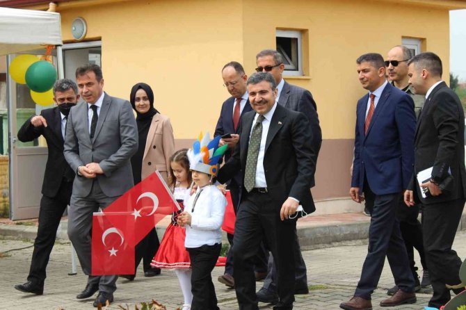 Vali Atay, Minik Öğrencilerle Resim Yaptı