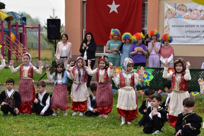 Vali Atay, Minik Öğrencilerle Resim Yaptı