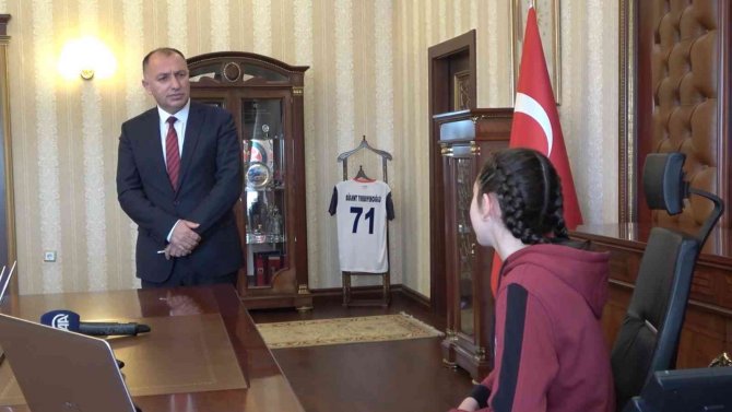 Koltuğa Oturdu Talimatı Verdi: "Haftada 1 Ders Saati Kitap Okunsun"