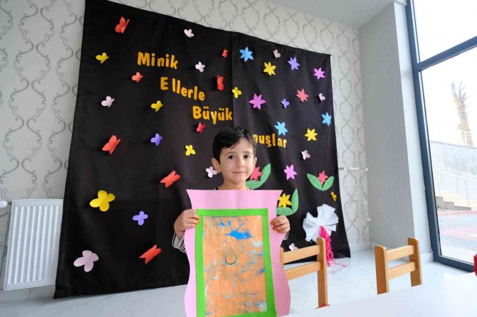 Minicik Elleri Yüreklere Dokundu