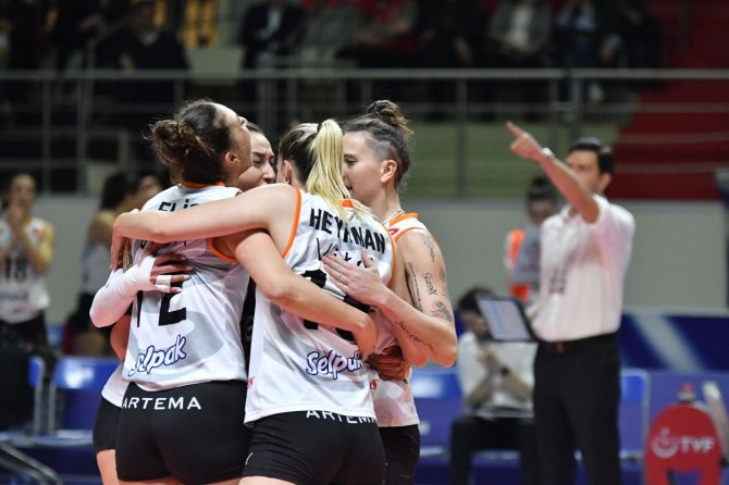 Fenerbahçe Opet, Eczacıbaşı Dynavit 3-1 Mağlup Etti