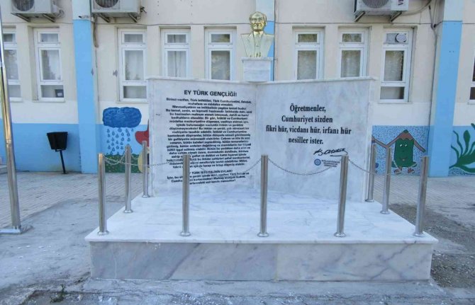 Büyükşehir’den Mahalle İle Okullara Atatürk Büstü