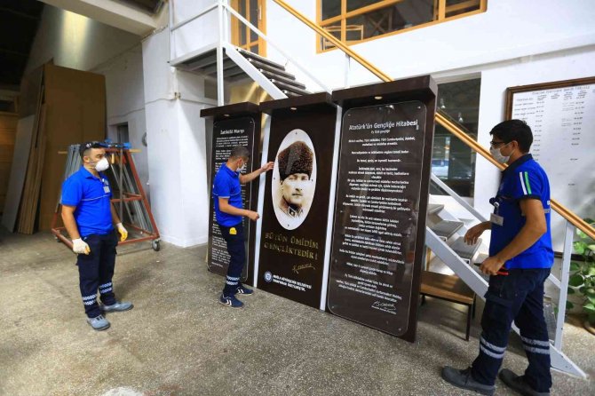 Büyükşehir’den Mahalle İle Okullara Atatürk Büstü