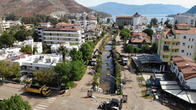 Marmaris’te 200 Kamyon Balçık Çıkarıldı