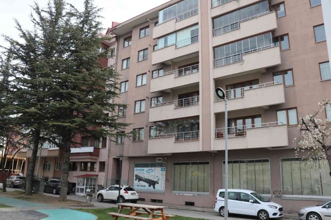 Sahur Yemeğini Yedikten Sonra Eşini Bıçaklayarak Öldürdü