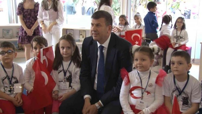 Kadıköy’de 23 Nisan Öncesi Defne Park Çocuk Kütüphanesi Açıldı