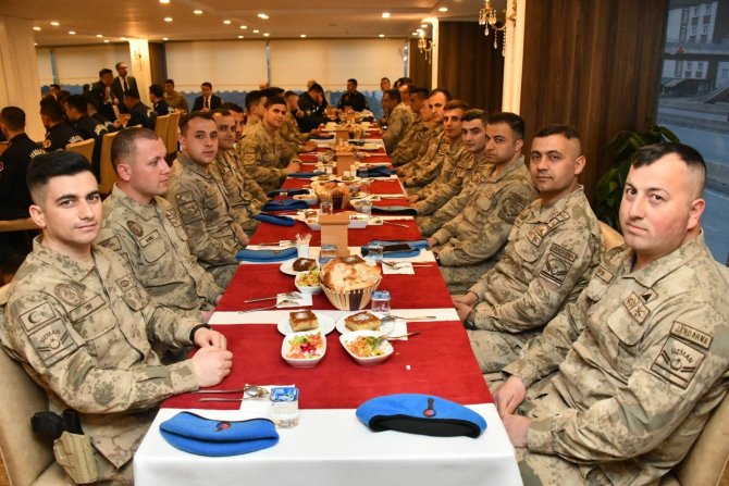 Vali Dağlı, Mehmetçikle İftar Yaptı, Asker Ailesiyle Görüntülü Görüştü