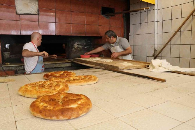 250 Derece Sıcakta Aksatmadan Oruç Tutuyorlar