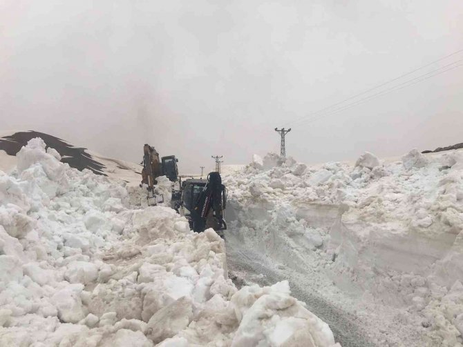 Nisan Sonu Şırnak’ta 10 Metreyi Bulan Karda Yol Açma Çalışmaları Devam Ediyor