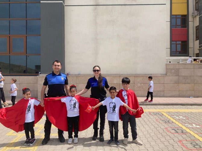 Cizre’de Polisler Çocukların Bayramına Eşlik Etti