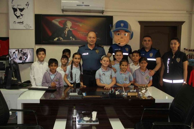 Silopi’de Emniyet Müdürünün Koltuğuna Çocuklar Oturdu