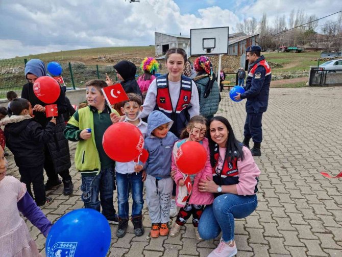 Jandarma Ekipleri 23 Nisanda Çocukları Sevindirdi