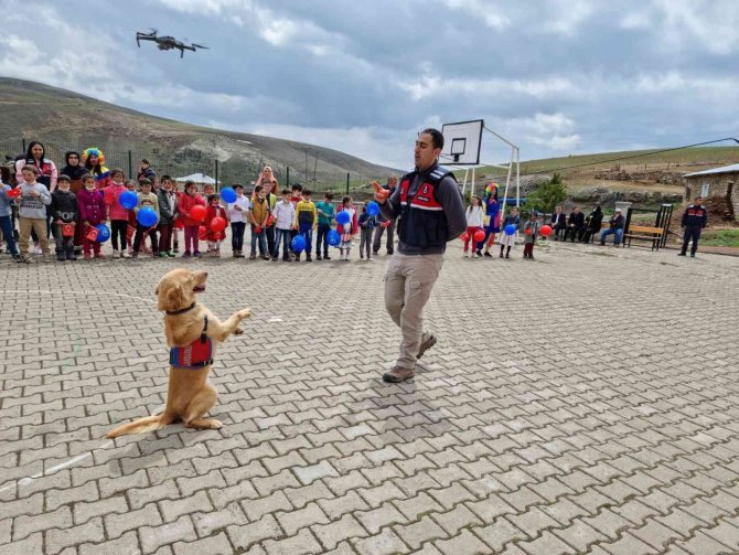 Jandarma Ekipleri 23 Nisanda Çocukları Sevindirdi