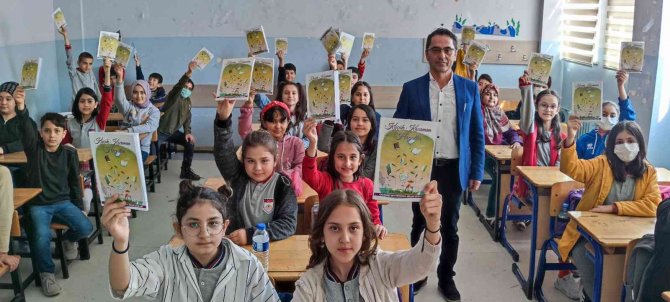 Süper Öğretmenin Öğrencileri Şair Ve Yazar Oldu