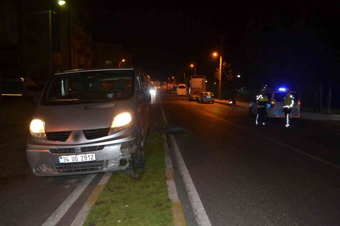 Alkollü Sürücü Refüje Çarptı, Yardıma Koşan Esnaf Çay İçmeye Gitti