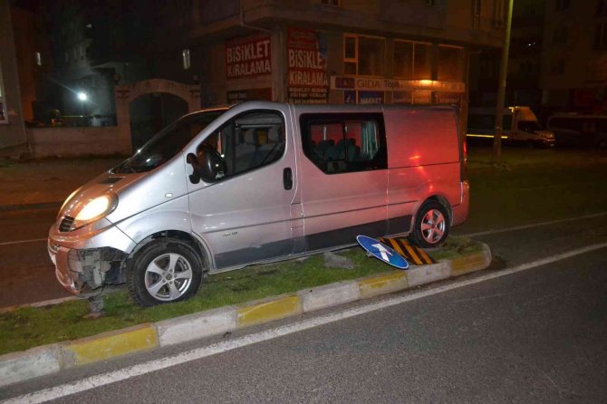 Alkollü Sürücü Refüje Çarptı, Yardıma Koşan Esnaf Çay İçmeye Gitti
