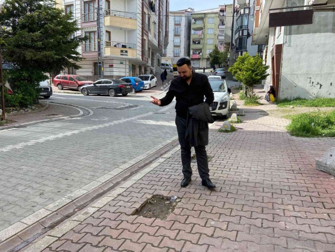 Kaldırımdaki Beton Mantarları Çaldılar, Arkalarına Bakmadan Uzaklaştılar