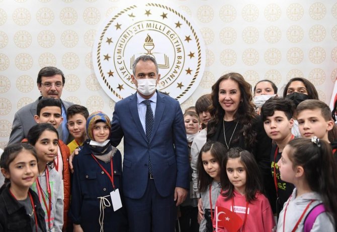 Bakan Özer, “Aynı Bahçenin Çiçekleri” Korosundaki Çocukları Kabul Etti