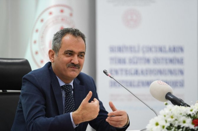 Bakan Özer, “Aynı Bahçenin Çiçekleri” Korosundaki Çocukları Kabul Etti