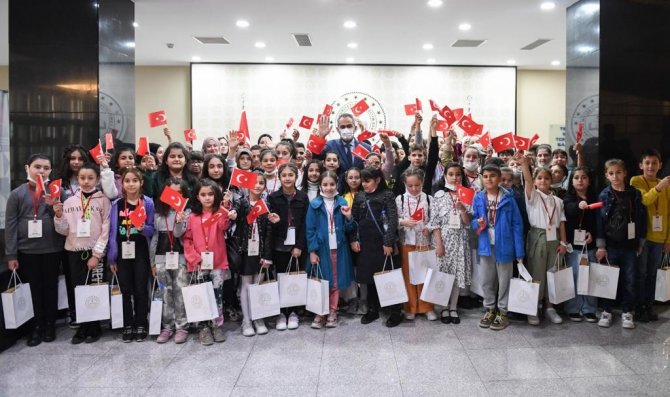 Bakan Özer, “Aynı Bahçenin Çiçekleri” Korosundaki Çocukları Kabul Etti