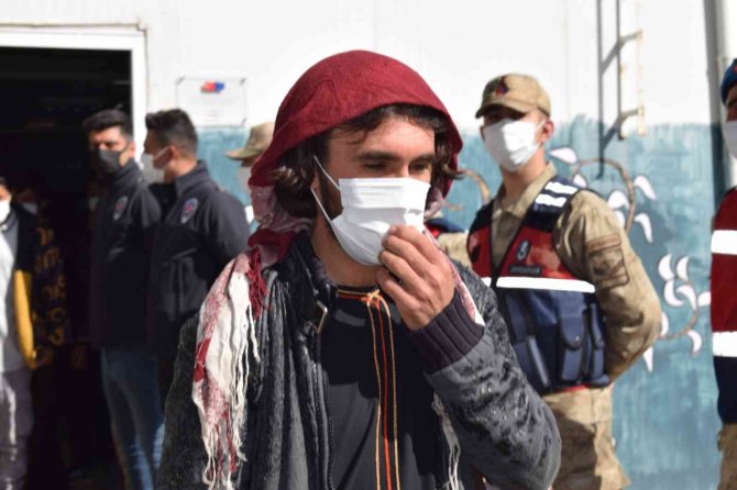 Düzensiz Göçmenler Sınır Dışı Ediliyor