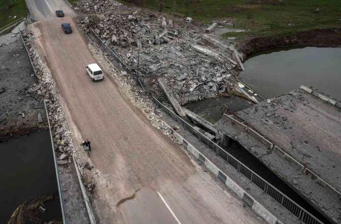 Ukrayna’da Havaya Uçurulan Köprülerde Sivillerin Zorlu Yolculuğu