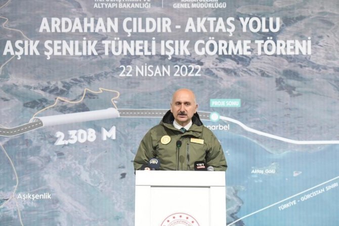 Bakan Karaismailoğlu, Aşık Şenlik Tüneli’ne Son Darbeyi Vurdu, Işık Göründü