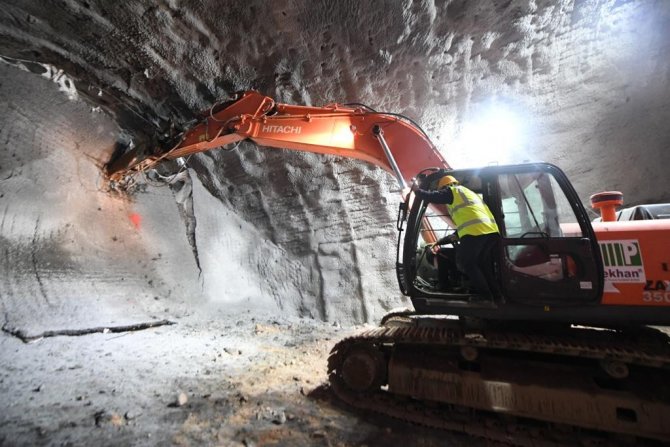 Bakan Karaismailoğlu, Aşık Şenlik Tüneli’ne Son Darbeyi Vurdu, Işık Göründü