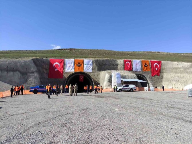 Bakan Karaismailoğlu, Aşık Şenlik Tüneli’ne Son Darbeyi Vurdu, Işık Göründü