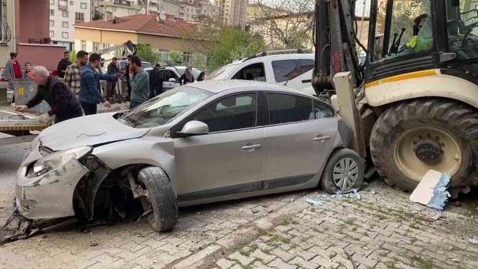 Ümraniye’de İş Makinesi Yokuş Aşağı Kaydı, Ortalık Savaş Alanına Döndü
