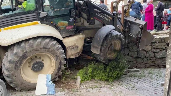 Ümraniye’de İş Makinesi Yokuş Aşağı Kaydı, Ortalık Savaş Alanına Döndü