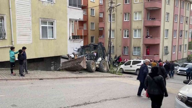 Ümraniye’de İş Makinesi Yokuş Aşağı Kaydı, Ortalık Savaş Alanına Döndü