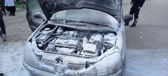 Motor Kısmında Duman Yükselen Araca İtfaiye Ekipleri Müdahale Etti