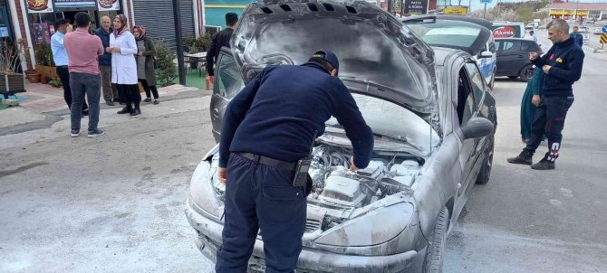 Motor Kısmında Duman Yükselen Araca İtfaiye Ekipleri Müdahale Etti