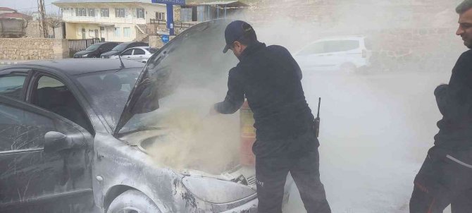 Motor Kısmında Duman Yükselen Araca İtfaiye Ekipleri Müdahale Etti